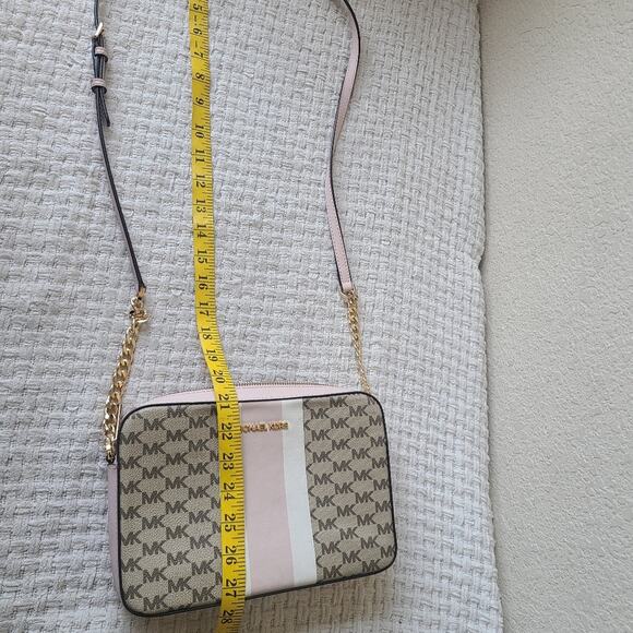 Michael Kors Pink and White Crossbody Bag with Gold Hardware - Picture 6 of 9